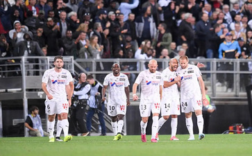 对歌舞娱乐场所的歌曲点播系统与境外的曲库联接的，所播放的曲目、屏幕画面或者游艺娱乐场所电子游戏机内的游戏项目含有禁止内容的，接纳未成年人的；游艺娱乐场所设置的电子游戏机在国家法定节假日外向未成年人提供